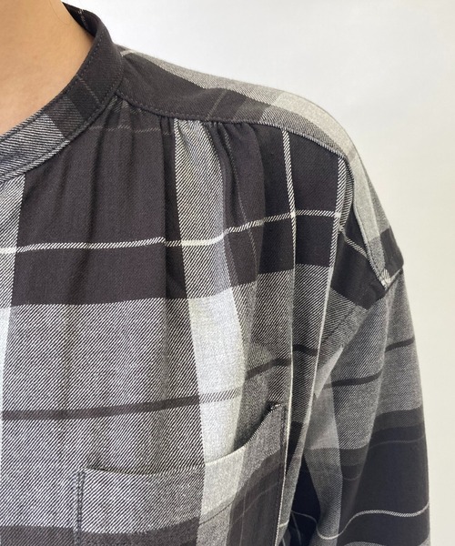BROOKLYN OVERALL（ブルックリンオーバーオール）の「スタンドカラーギャザーシャツ（シャツ/ブラウス・レディース・チャコールグレー・FREE）」の15枚目の写真