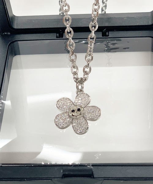 TWENTYONEAUGUST(トゥエンティワンオーガスト)の「A'GEM/9 × .kom『TWENTY ONE AUGUST』DIAMOND SMILEY FACE /ラインストーン スマイルネックレス(ネックレス・メンズ・シルバー・FREE)」の5枚目の写真