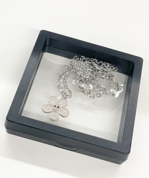 TWENTYONEAUGUST(トゥエンティワンオーガスト)の「A'GEM/9 × .kom『TWENTY ONE AUGUST』DIAMOND SMILEY FACE /ラインストーン スマイルネックレス(ネックレス・メンズ・シルバー・FREE)」の4枚目の写真