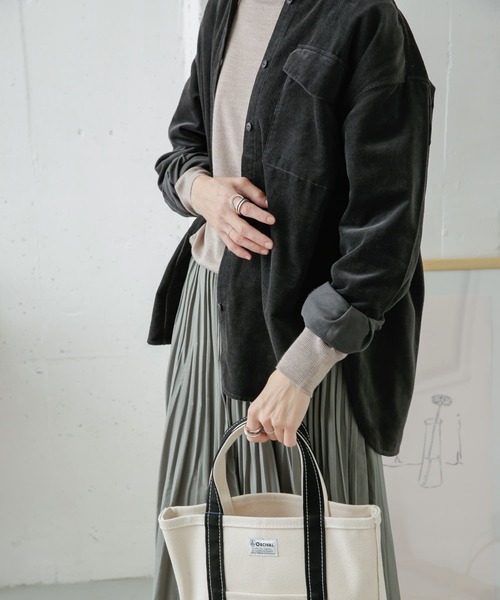 URBAN RESEARCH DOORS（アーバンリサーチドアーズ）の「コーデュロイシャツ（シャツ/ブラウス・レディース・カーキ/ベージュ/チャコールグレー・ONE）」の2枚目の写真