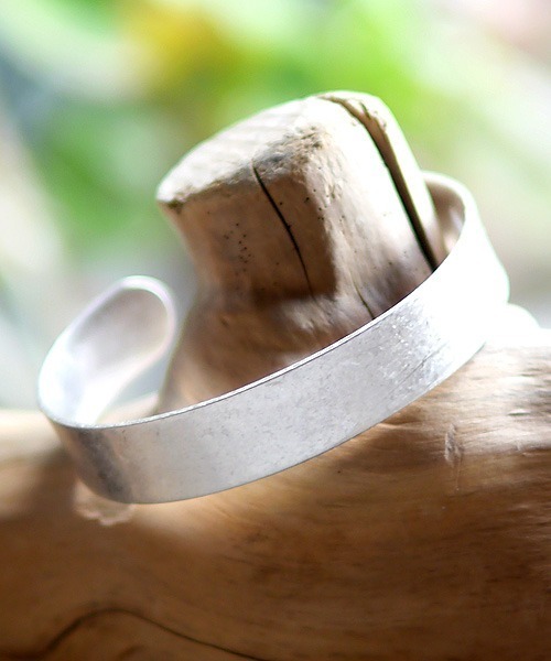 Revo.（レボ）の「Revo. HANDMADE PLAIN ハンドメイド プレーン バングル［巾着袋付き］（バングル/リストバンド・メンズ・シルバー/ゴールド・FREE）」の2枚目の写真