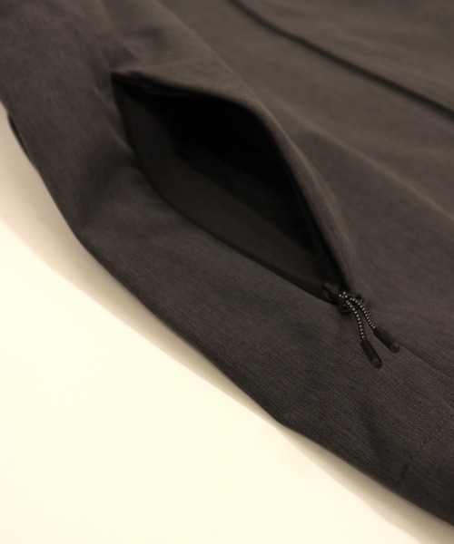 GIORDANO（ジョルダーノ）の「[ GIORDANO ]ソフトシェルマウンテンパーカー | 撥水/ストレッチ/防風/裏地フリース (ユニセックス)（マウンテンパーカー・レディース・ダークグレー/ブラック/グレー・MEDIUM/LARGE/X-LARGE/XX-LARGE）」の10枚目の写真