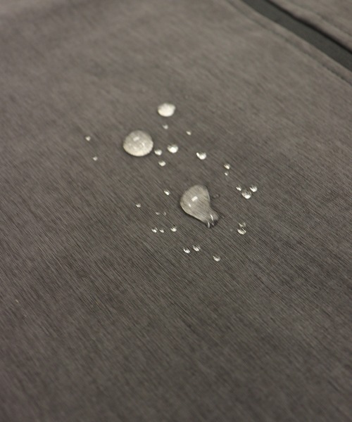 GIORDANO（ジョルダーノ）の「[ GIORDANO ]ソフトシェルマウンテンパーカー | 撥水/ストレッチ/防風/裏地フリース (ユニセックス)（マウンテンパーカー・レディース・ダークグレー/ブラック/グレー・MEDIUM/LARGE/X-LARGE/XX-LARGE）」の9枚目の写真