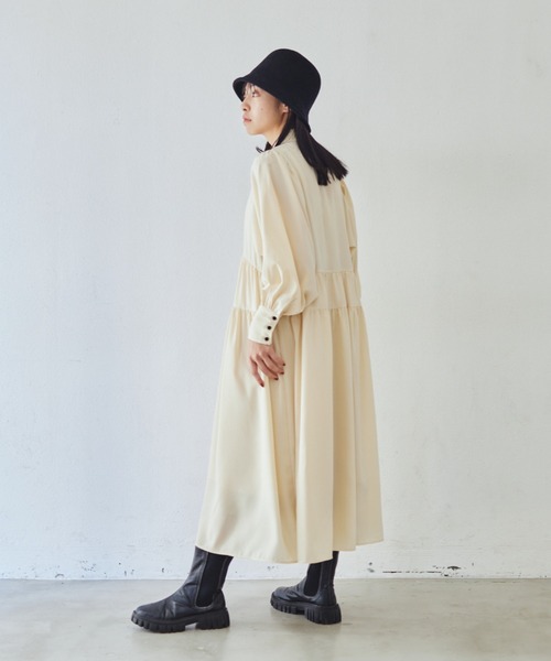 idem（イデム）の「volume tiered onepiece/ボリュームティアードシャツワンピース（シャツワンピース・レディース・アイボリー/ブラック・FREE）」の6枚目の写真