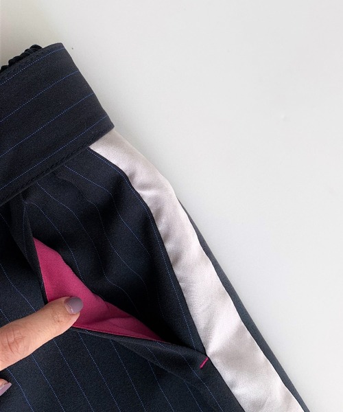 Q(キュー)の「ピンストライプサイドラインワイドパンツ(その他パンツ・レディース・ホワイト系/ブルー系・MEDIUM)」の12枚目の写真