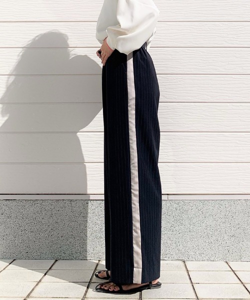 Q(キュー)の「ピンストライプサイドラインワイドパンツ(その他パンツ・レディース・ホワイト系/ブルー系・MEDIUM)」の5枚目の写真