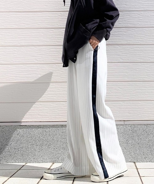 Q（キュー）の「ピンストライプサイドラインワイドパンツ