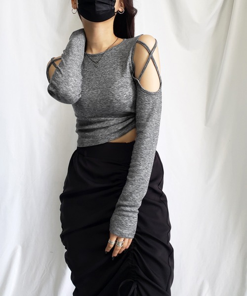 me+em select（ミームセレクト）の「カットアウトクロスストラップショートトップス【 韓国製 】（Tシャツ/カットソー・レディース・ホワイト/ブラック/チャコール・FREE）」の5枚目の写真