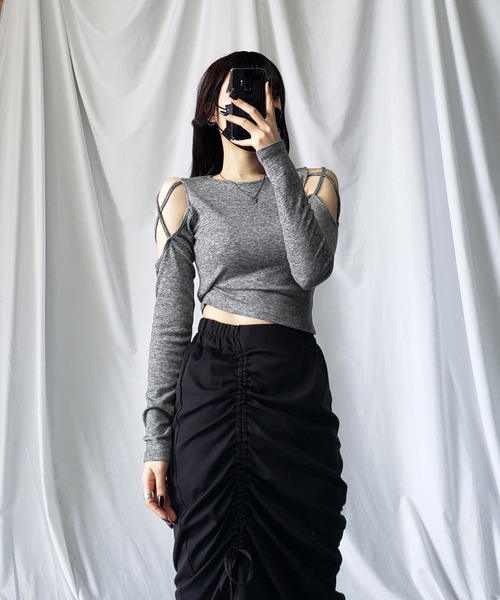 me+em select（ミームセレクト）の「カットアウトクロスストラップショートトップス【 韓国製 】（Tシャツ/カットソー・レディース・ホワイト/ブラック/チャコール・FREE）」の9枚目の写真