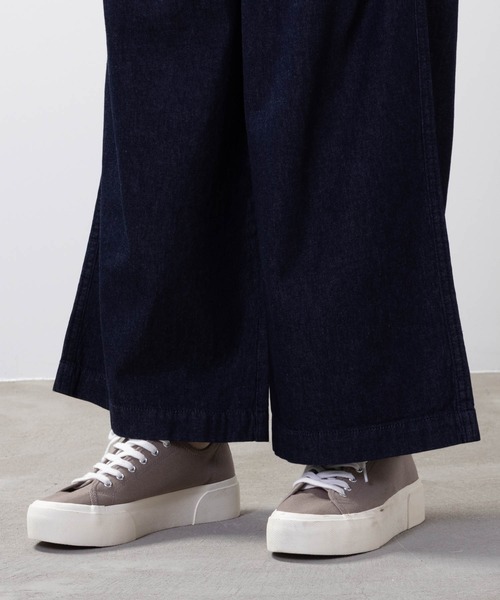 NAVY(ネイビー)の「ライトオンス デニム ワイドパンツ(デニムパンツ・レディース・ダークブルー/ストライプ・M/L)」の6枚目の写真