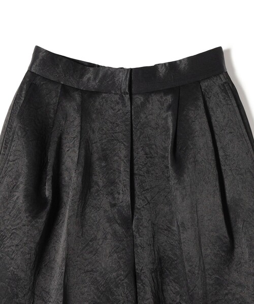 SHIPS（シップス）の「〈手洗い可能〉アセテート サテン タック ショーツ◆（その他パンツ・レディース・ブラック・36/38）」の3枚目の写真