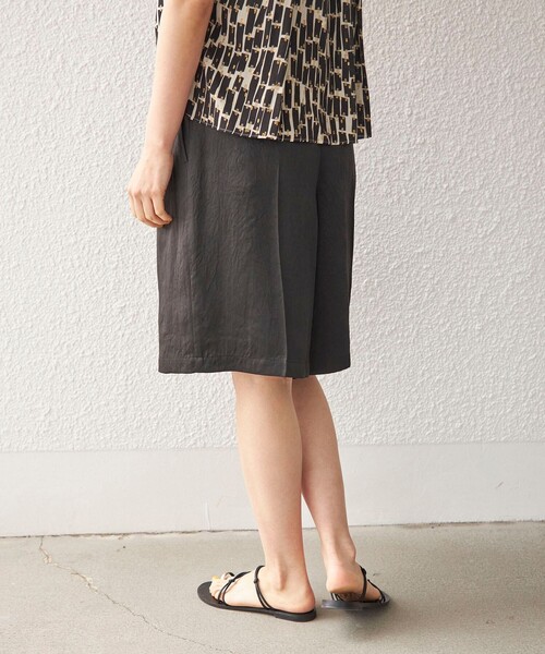 SHIPS（シップス）の「〈手洗い可能〉アセテート サテン タック ショーツ◆（その他パンツ・レディース・ブラック・36/38）」の13枚目の写真