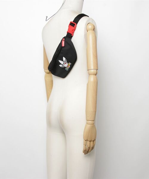 adidas（アディダス）の「アディダス オリジナルス × ハローキティ ウエストバッグ / アディダスオリジナルス adidas Originals（ボディバッグ/ウエストポーチ・キッズ・ブラック・FREE）」の10枚目の写真