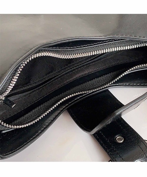 NANEA（ナネア）の「ベルトデザインショルダーバッグ（ショルダーバッグ・レディース・シルバー/ブラック・フリー）」の13枚目の写真