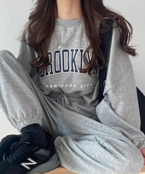 MYMOOD.（マイムード）の「●ドロップ/【上下2点セット】カレッジロゴ スウェットセットアップ ルームウェア（その他ルームウェア・レディース・ブラック/グレー/グリーン/オートミール・FREE）」の3枚目の写真