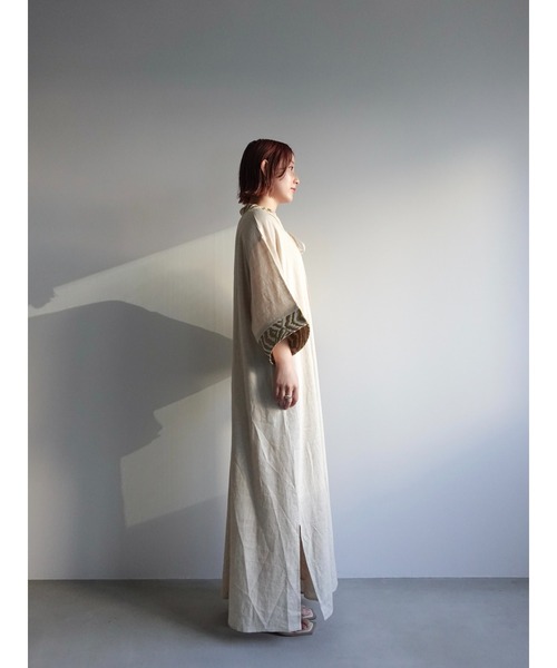 sahara(サハラ)の「Slit Neck Kaftan Dress/スリットネックカフタンドレス(ワンピース・レディース・ネイビー/ベージュ/レッド・FREE)」の4枚目の写真