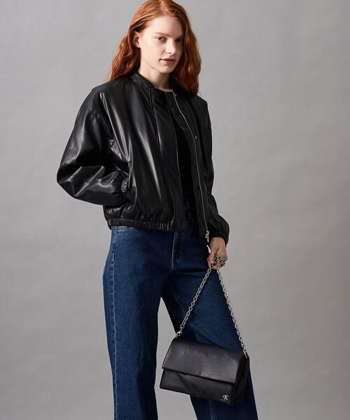 Calvin Klein(カルバン・クライン)の「チェーンフラップバッグ(ボディバッグ/ウエストポーチ・レディース・ブラック・FREE)」の2枚目の写真