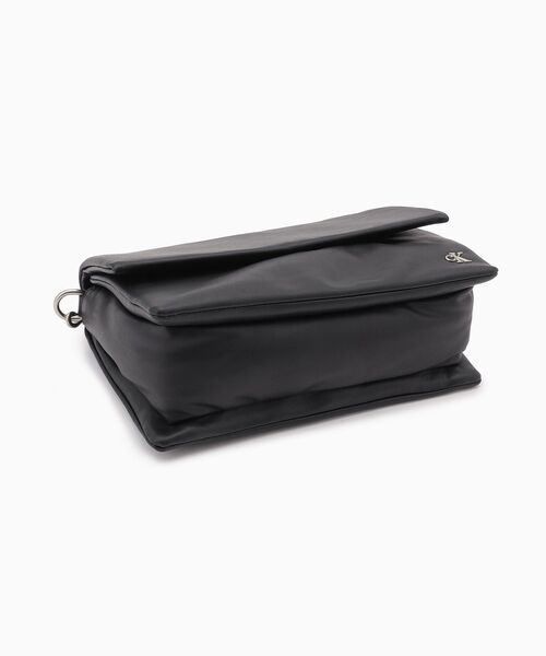 Calvin Klein(カルバン・クライン)の「チェーンフラップバッグ(ボディバッグ/ウエストポーチ・レディース・ブラック・FREE)」の4枚目の写真