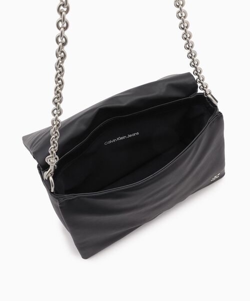 Calvin Klein(カルバン・クライン)の「チェーンフラップバッグ(ボディバッグ/ウエストポーチ・レディース・ブラック・FREE)」の5枚目の写真
