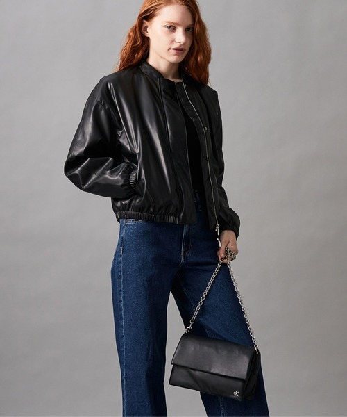 Calvin Klein(カルバン・クライン)の「チェーンフラップバッグ(ボディバッグ/ウエストポーチ・レディース・ブラック・FREE)」の1枚目の写真