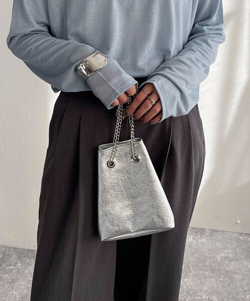 VICE VERSA（バイスバース）の「【VICE VERSA/バイス ベルサ】チェーンレザー巾着バッグ（ショルダーバッグ・レディース・ブラック/シルバー/ゴールド・FREE）」の2枚目の写真