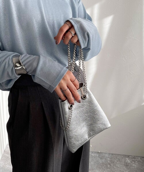 VICE VERSA（バイスバース）の「【VICE VERSA/バイス ベルサ】チェーンレザー巾着バッグ（ショルダーバッグ・レディース・ブラック/シルバー/ゴールド・FREE）」の4枚目の写真