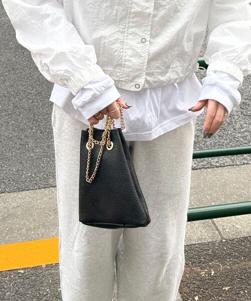 VICE VERSA（バイスバース）の「【VICE VERSA/バイス ベルサ】チェーンレザー巾着バッグ（ショルダーバッグ・レディース・ブラック/シルバー/ゴールド・FREE）」の10枚目の写真