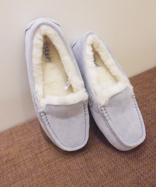 UGG（アグ）の「【UGG】アグアンスリー（モカシン/デッキシューズ・レディース・ブラック/グレー・6/7）」の2枚目の写真