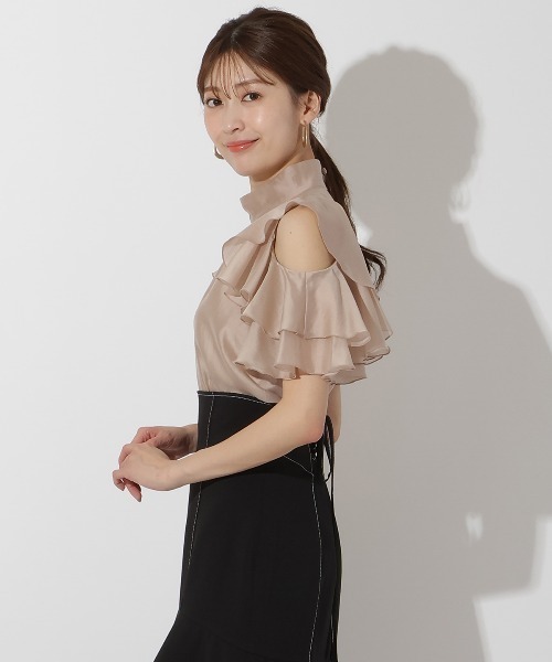 OHGA ラッフルショルダーブラウス　フリルブラウス AND COUTURE（アンドクチュール）の「ラッフルフリルオープン