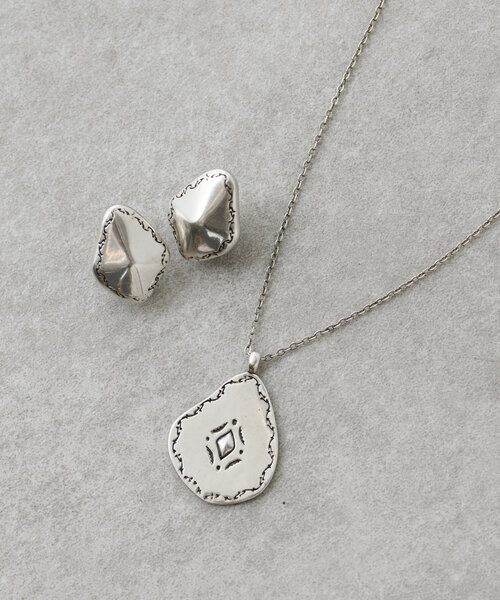 BEARDSLEY(ビアズリー)の「シルバーモチーフネックレス(ネックレス・レディース・シルバー・FREE)」の2枚目の写真