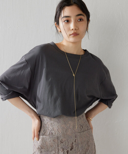 Whim Gazette(ウィムガゼット)の「【インフルエンサーコラボ】コットンプルオーバー(Tシャツ/カットソー・レディース・オフホワイト/チャコールグレー・FREE)」の2枚目の写真