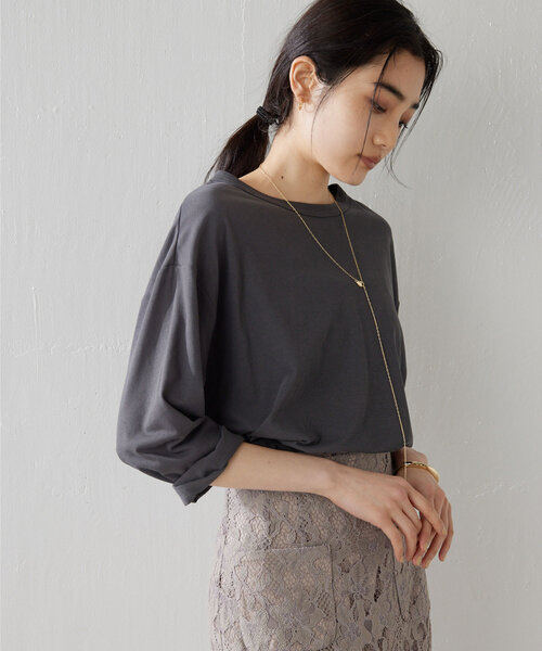 Whim Gazette(ウィムガゼット)の「【インフルエンサーコラボ】コットンプルオーバー(Tシャツ/カットソー・レディース・オフホワイト/チャコールグレー・FREE)」の7枚目の写真