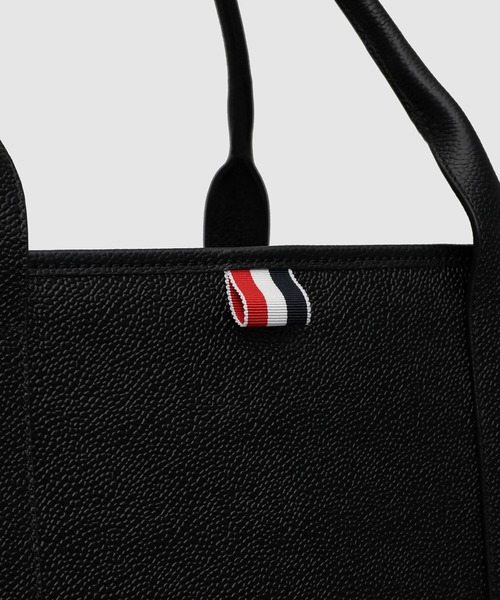 THOM BROWNE（トムブラウン）の「OVERSIZED TOOL TOTE IN PEBBLE