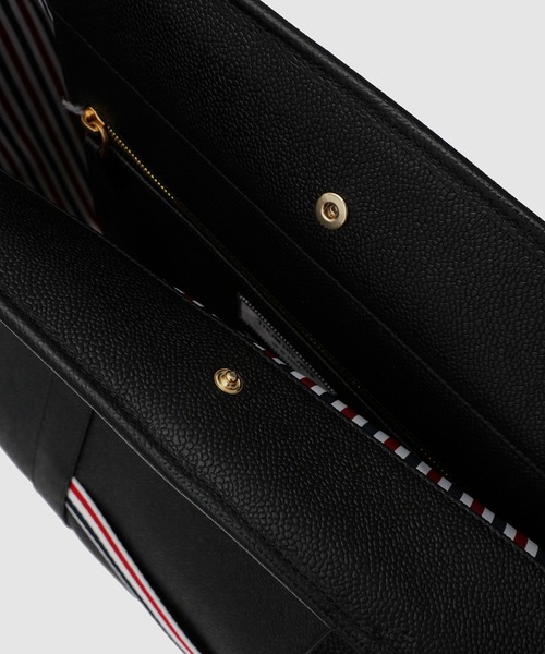 THOM BROWNE（トムブラウン）の「OVERSIZED TOOL TOTE IN PEBBLE GRAIN LEATHER（トートバッグ・メンズ・ブラック・ONE SIZE）」の6枚目の写真