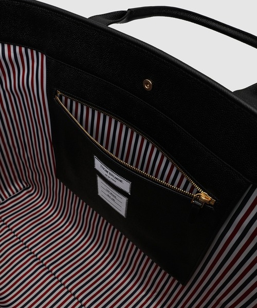 THOM BROWNE（トムブラウン）の「OVERSIZED TOOL TOTE IN PEBBLE GRAIN LEATHER（トートバッグ・メンズ・ブラック・ONE SIZE）」の4枚目の写真