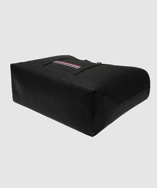 THOM BROWNE（トムブラウン）の「OVERSIZED TOOL TOTE IN PEBBLE GRAIN LEATHER（トートバッグ・メンズ・ブラック・ONE SIZE）」の3枚目の写真