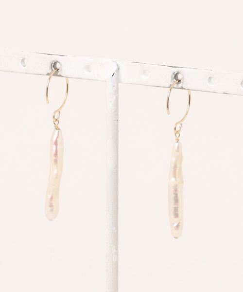 TUWAKRIM（トゥワクリム）の「【TUWAKRIM】14kgfスティックバロックパールピアス（ピアス（両耳用）・レディース・オフホワイト・FREE）」の2枚目の写真