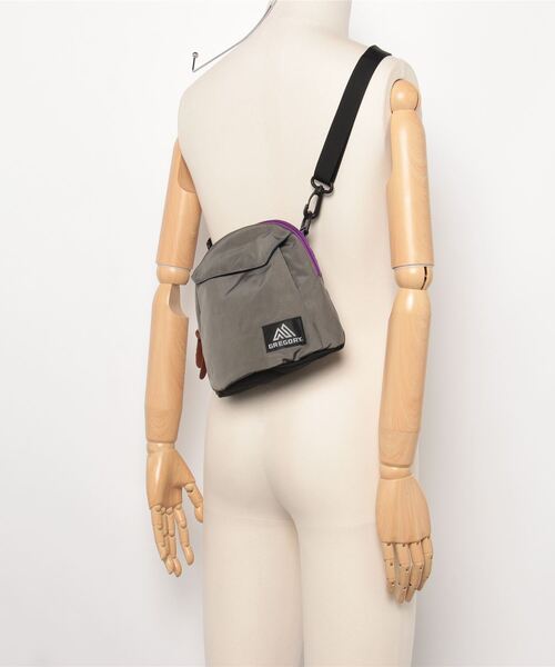 GREGORY(グレゴリー)の「トースティーショルダー TOASTY SHOULDER グレー/パープル(ショルダーバッグ・メンズ・グレー系その他・ONE SIZE)」の2枚目の写真