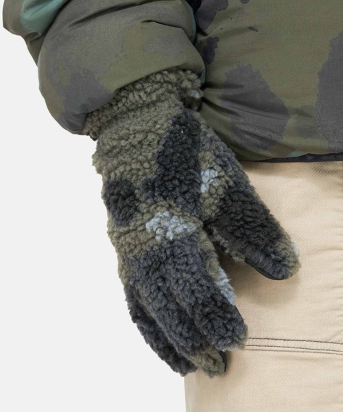 and wander（アンドワンダー）の「【Gramicci×and wander】JQ TAPE FLEECE GLOVE | JQテープフリースグローブ（手袋・メンズ・カモフラージュ/ライトグレー/ブラック・FREE）」の3枚目の写真