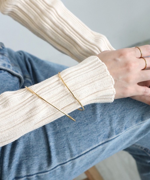 ammy.(エイミードット)の「【 ammy. / エイミードット 】アシンメトリー ニュアンス ライン バングル(バングル/リストバンド・レディース・ゴールド/シルバー・FREE)」の2枚目の写真