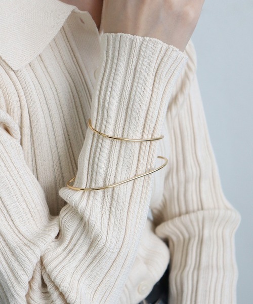ammy.(エイミードット)の「【 ammy. / エイミードット 】アシンメトリー ニュアンス ライン バングル(バングル/リストバンド・レディース・ゴールド/シルバー・FREE)」の4枚目の写真