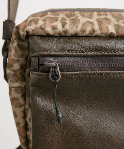 ear PAPILLONNER(イアパピヨネ)の「【BURLAPOUTFITTER×ear】《撥水/ユニセックス》レザーコンビライトミニショルダーバッグ(ショルダーバッグ・レディース・ブラウン系その他/ブラック・FREE)」の11枚目の写真