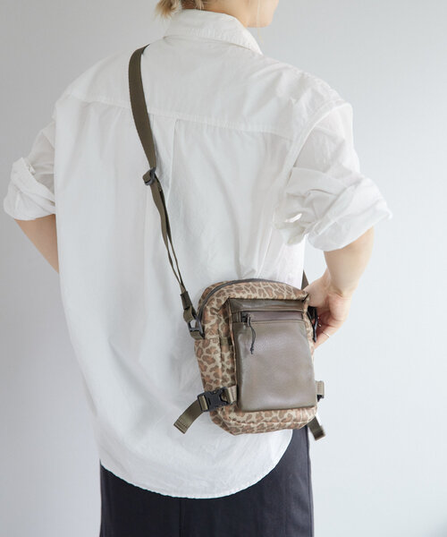 ear PAPILLONNER(イアパピヨネ)の「【BURLAPOUTFITTER×ear】《撥水/ユニセックス》レザーコンビライトミニショルダーバッグ(ショルダーバッグ・レディース・ブラウン系その他/ブラック・FREE)」の5枚目の写真