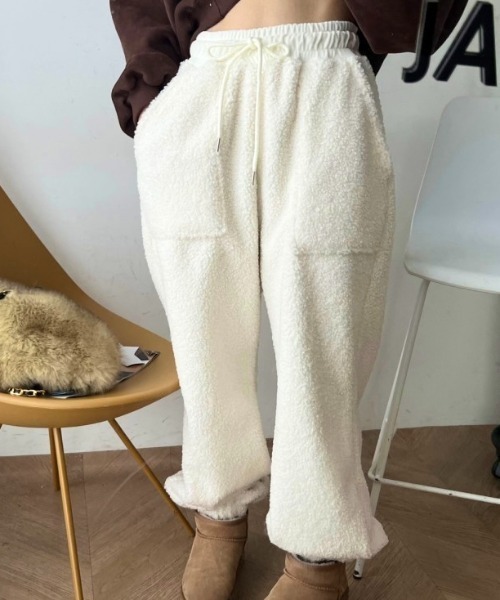 Vipoa（ヴィポア）の「ボリュームフリースボアパンツ（その他パンツ・レディース・ブラック/アイボリー/ベージュ・FREE）」の4枚目の写真