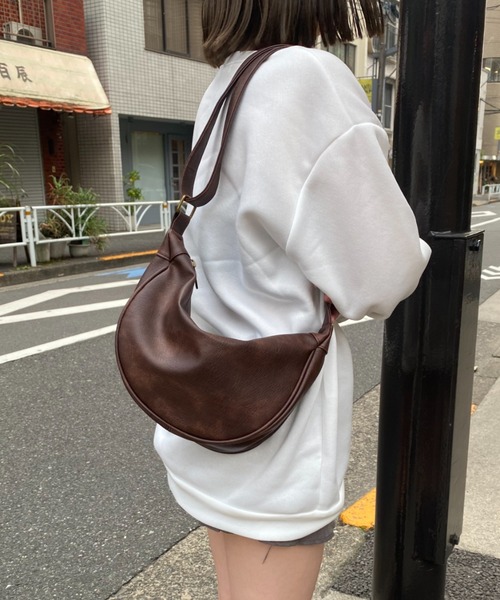 link lot（リンクロット）の「【新色追加】【男女兼用】ハーフムーン ワンショルダーバッグ PU素材 ナイロン素材（ショルダーバッグ・メンズ・ブラック/ブラウン/ベージュ/カーキ/アイボリー・F）」の3枚目の写真