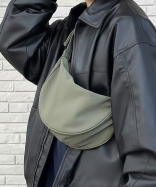 link lot（リンクロット）の「【新色追加】【男女兼用】ハーフムーン ワンショルダーバッグ PU素材 ナイロン素材（ショルダーバッグ・メンズ・ブラック/ブラウン/ベージュ/カーキ/アイボリー・F）」の5枚目の写真