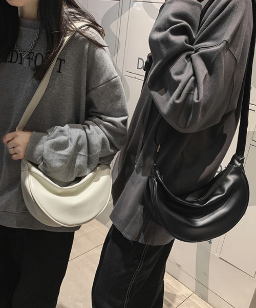 link lot（リンクロット）の「【新色追加】【男女兼用】ハーフムーン ワンショルダーバッグ PU素材 ナイロン素材（ショルダーバッグ・メンズ・ブラック/ブラウン/ベージュ/カーキ/アイボリー・F）」の16枚目の写真