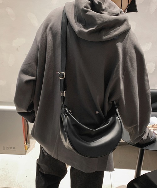 link lot（リンクロット）の「【新色追加】【男女兼用】ハーフムーン ワンショルダーバッグ PU素材 ナイロン素材（ショルダーバッグ・メンズ・ブラック/ブラウン/ベージュ/カーキ/アイボリー・F）」の6枚目の写真