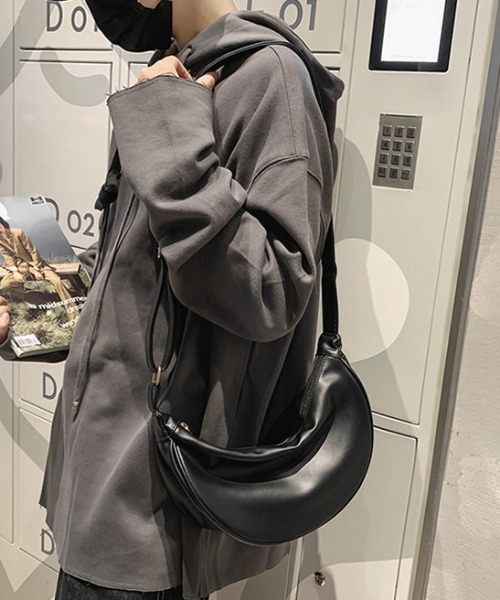 link lot（リンクロット）の「【新色追加】【男女兼用】ハーフムーン ワンショルダーバッグ PU素材 ナイロン素材（ショルダーバッグ・メンズ・ブラック/ブラウン/ベージュ/カーキ/アイボリー・F）」の19枚目の写真