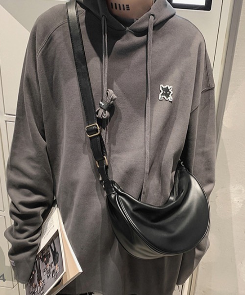 link lot（リンクロット）の「【新色追加】【男女兼用】ハーフムーン ワンショルダーバッグ PU素材 ナイロン素材（ショルダーバッグ・メンズ・ブラック/ブラウン/ベージュ/カーキ/アイボリー・F）」の9枚目の写真